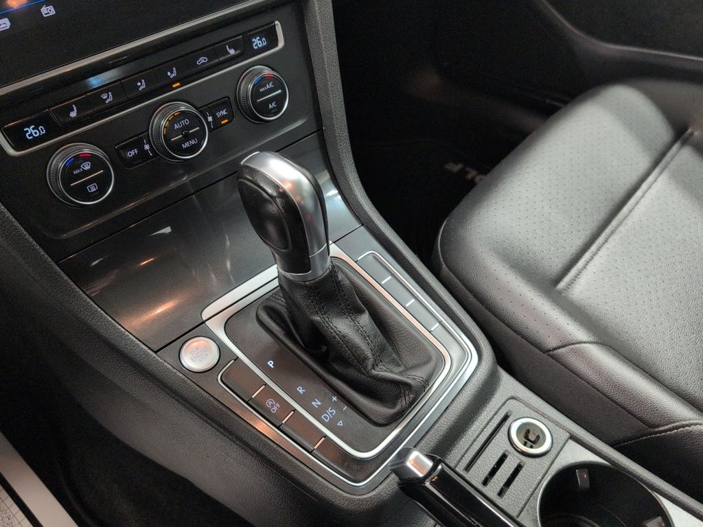 2019 Volkswagen Golf Highline, Leather, Sunroof!