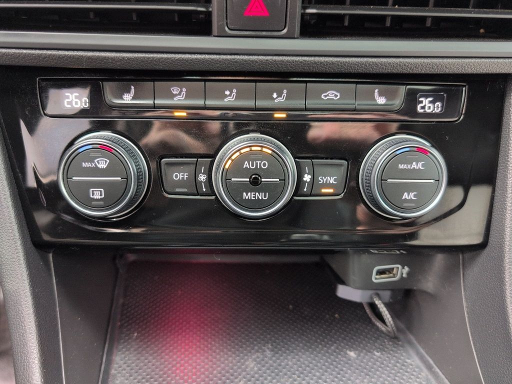 2019 Volkswagen Jetta R-Line 6 Speed Manual! Leather, Sunroof!