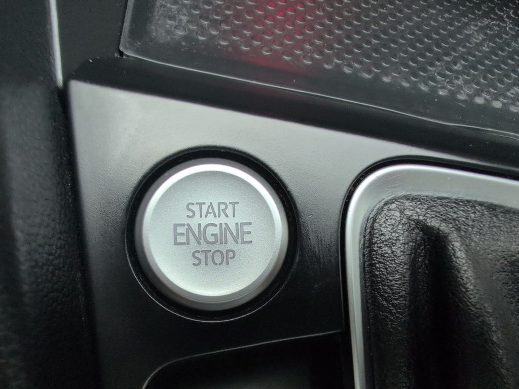 2019 Volkswagen Jetta R-Line 6 Speed Manual! Leather, Sunroof!