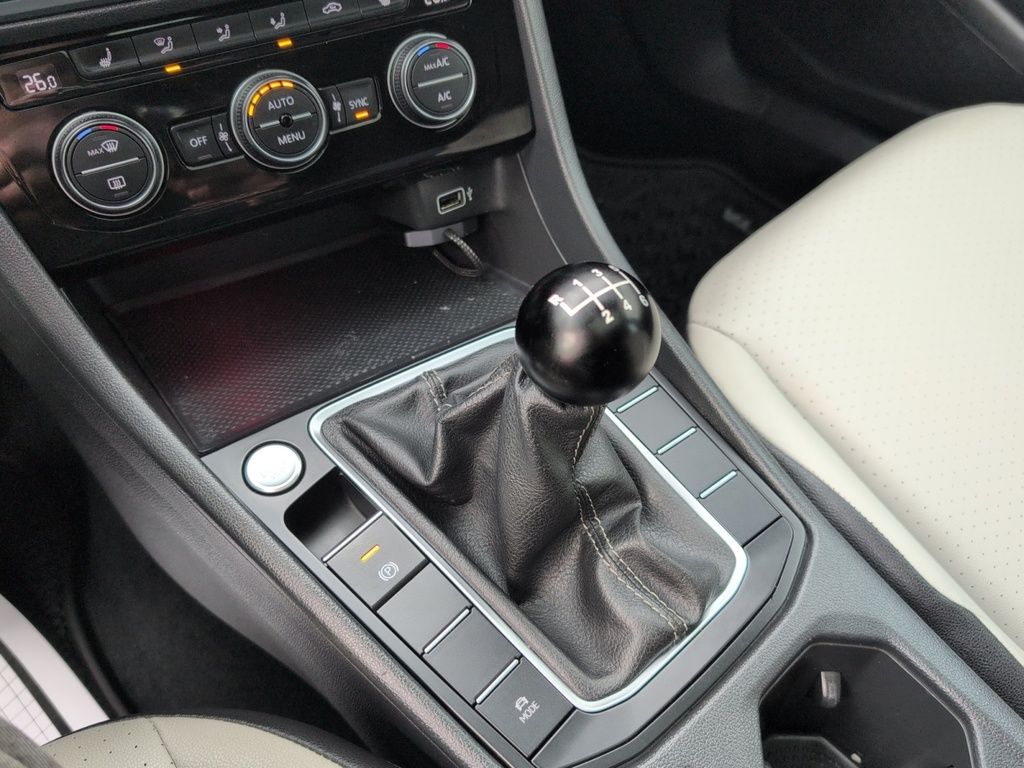 2019 Volkswagen Jetta R-Line 6 Speed Manual! Leather, Sunroof!