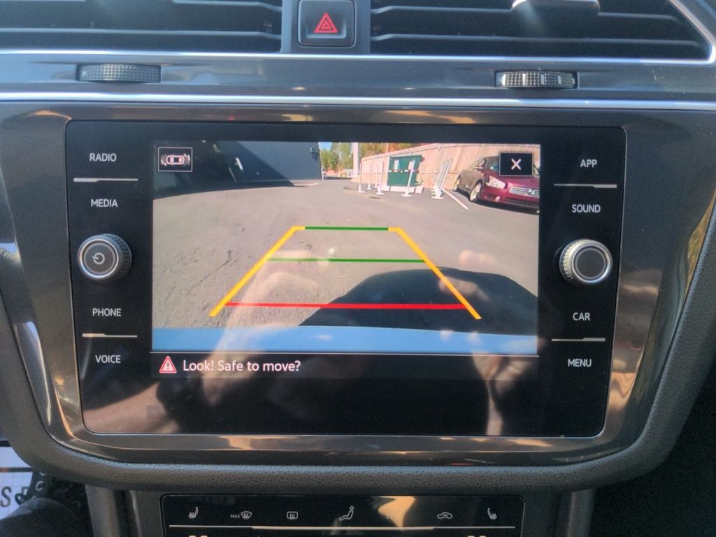 2024 Volkswagen Tiguan Comfortline AWD - Leather, Sunroof & Remote Start!