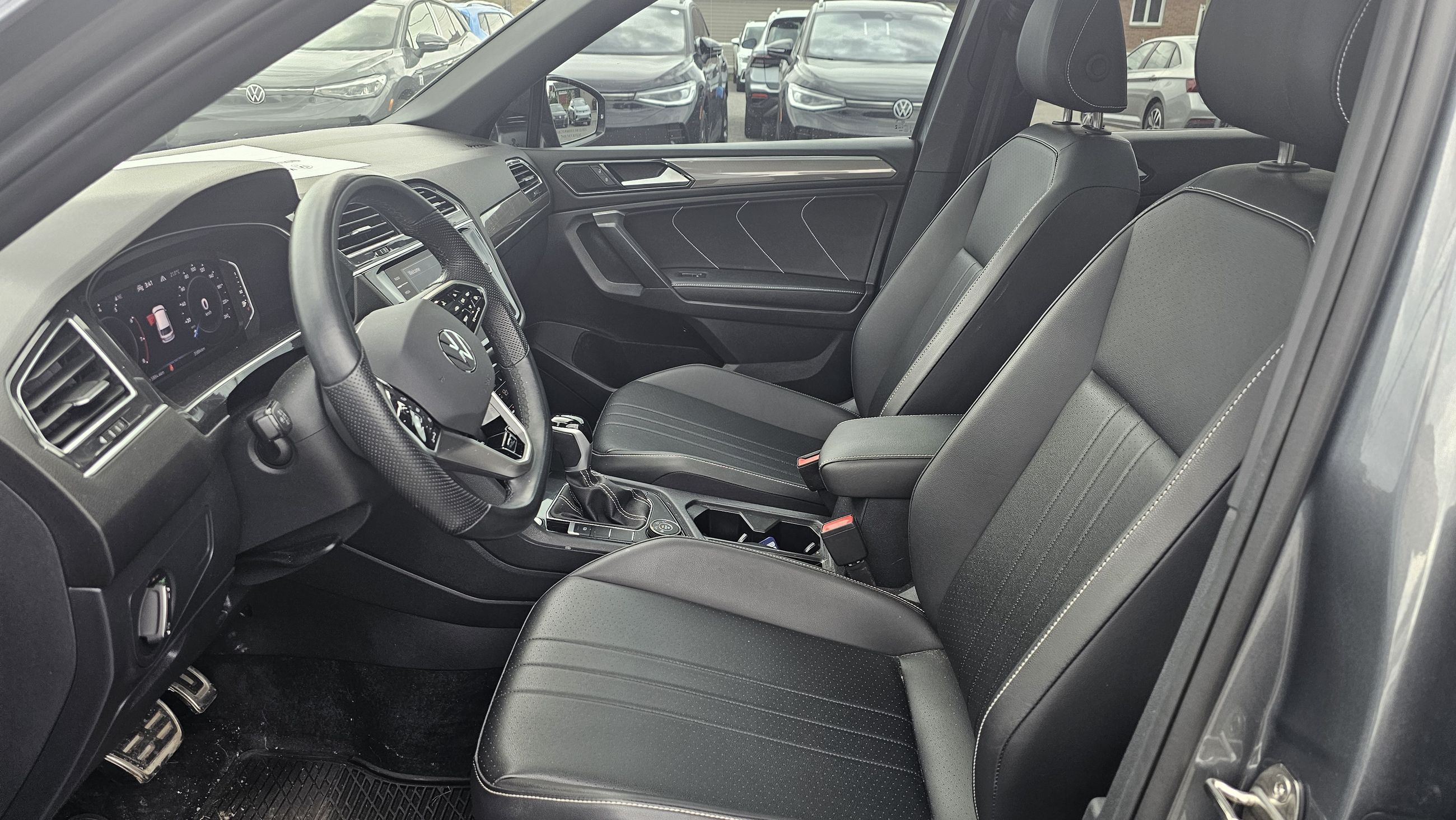 2024 Volkswagen Tiguan Comfortline R-Line Black Edition No accidents, 4motion, Pano sunroof
