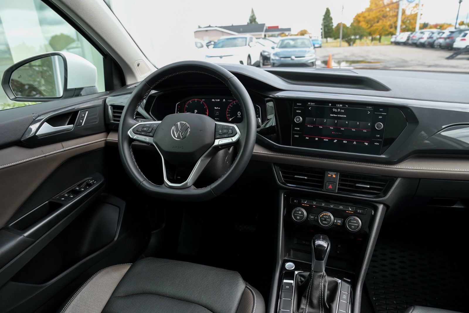 Volkswagen Taos Highline/ 4MOTION, CUIR,TOIT PANO,CARPLAY 2023 AUCUN ACCIDENT, TOUT EQUIPÉ