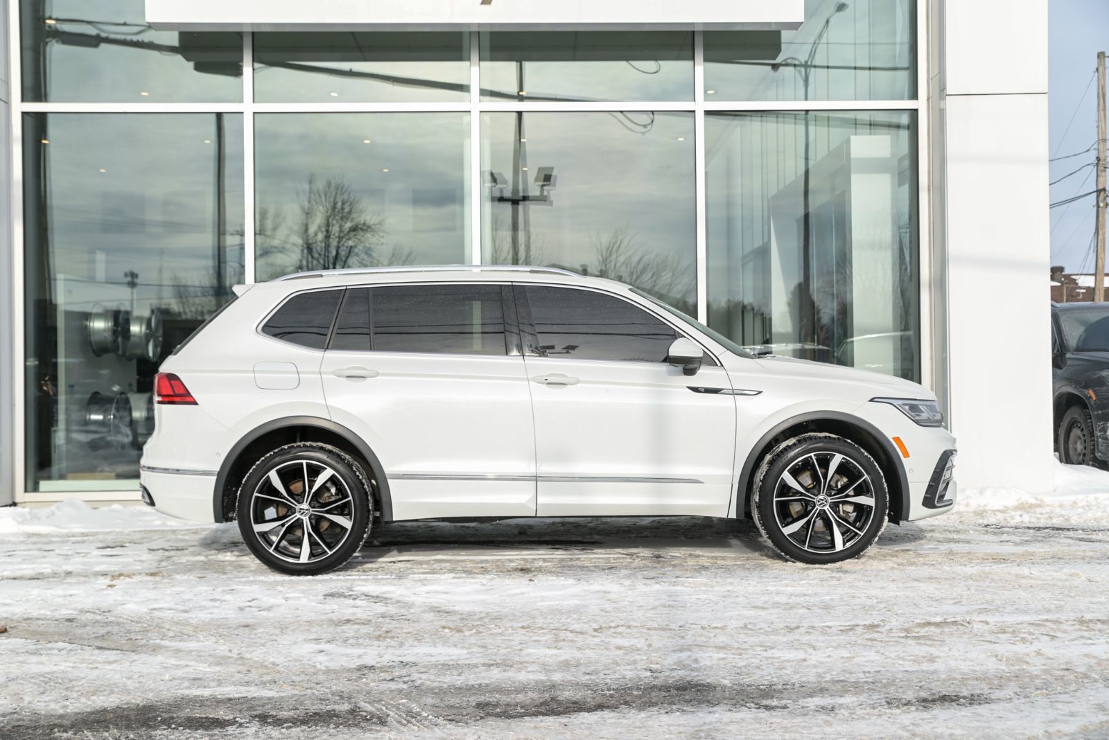 2022 Volkswagen Tiguan Highline R-Line+CUIR+TOIT PANO+APPLE CONNECT *ACCIDENT FREE*