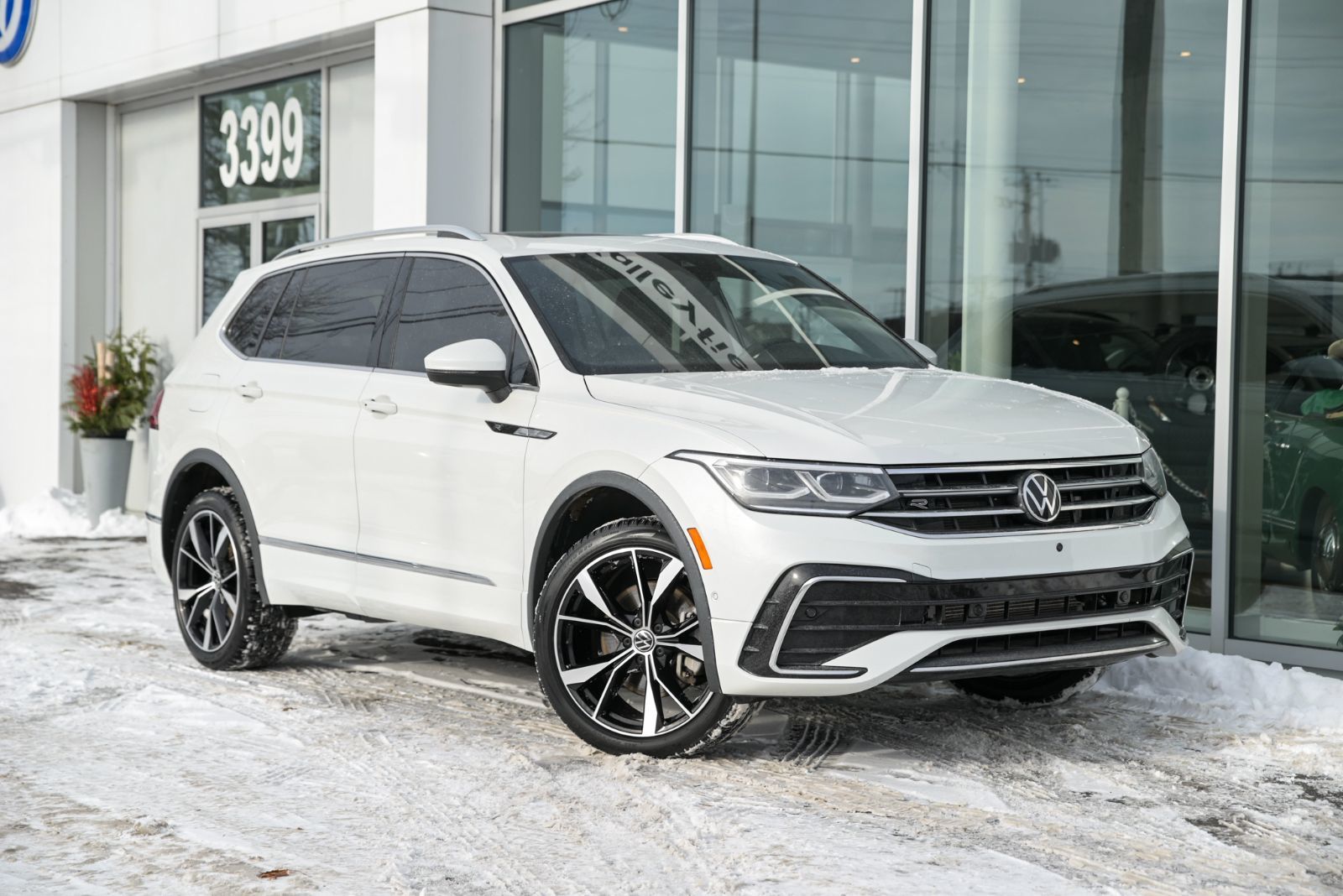 2022 Volkswagen Tiguan Highline R-Line+CUIR+TOIT PANO+APPLE CONNECT *ACCIDENT FREE*