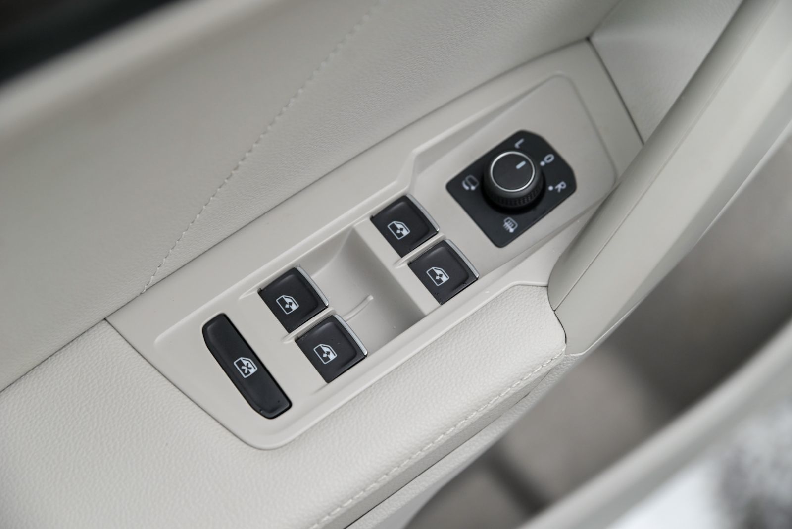 Volkswagen Tiguan Highline R-Line+CUIR+TOIT+APPLE CONNECT 2023 AUCUN ACCIDENT, UN PROPRIO