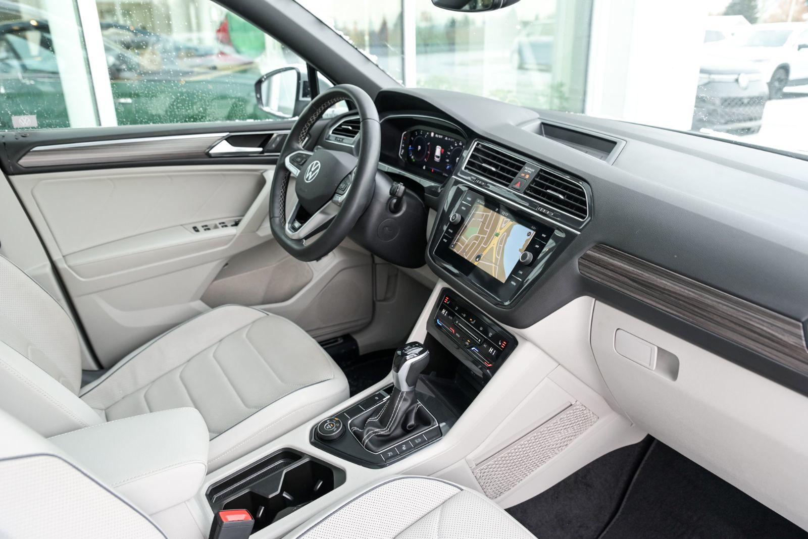 Volkswagen Tiguan Highline R-Line+CUIR+TOIT+APPLE CONNECT 2023 AUCUN ACCIDENT, UN PROPRIO