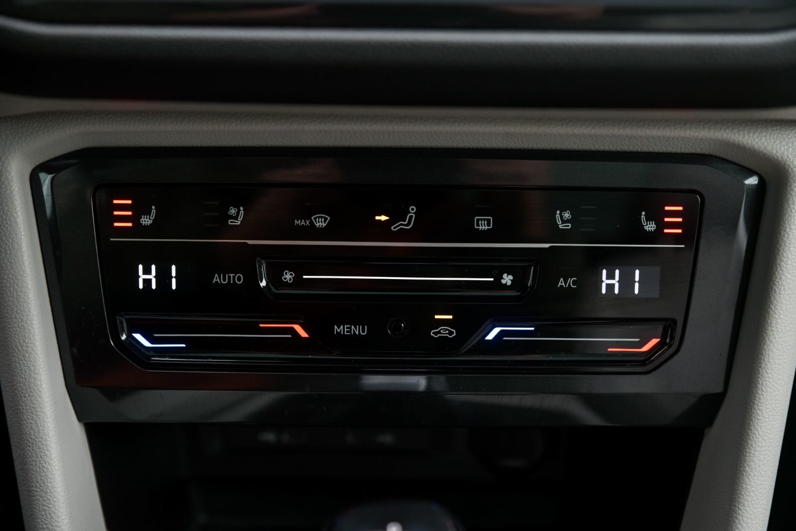 Volkswagen Tiguan Highline R-Line+CUIR+TOIT+APPLE CONNECT 2023 AUCUN ACCIDENT, UN PROPRIO