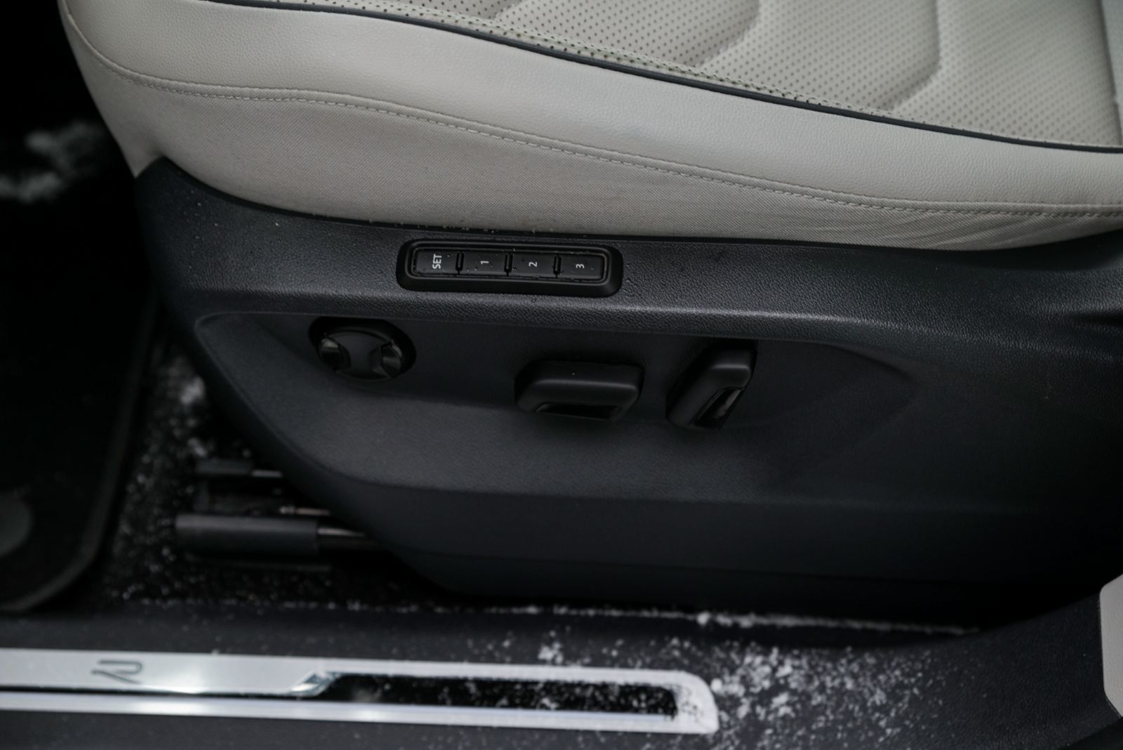 Volkswagen Tiguan Highline R-Line+CUIR+TOIT+APPLE CONNECT 2023 AUCUN ACCIDENT, UN PROPRIO