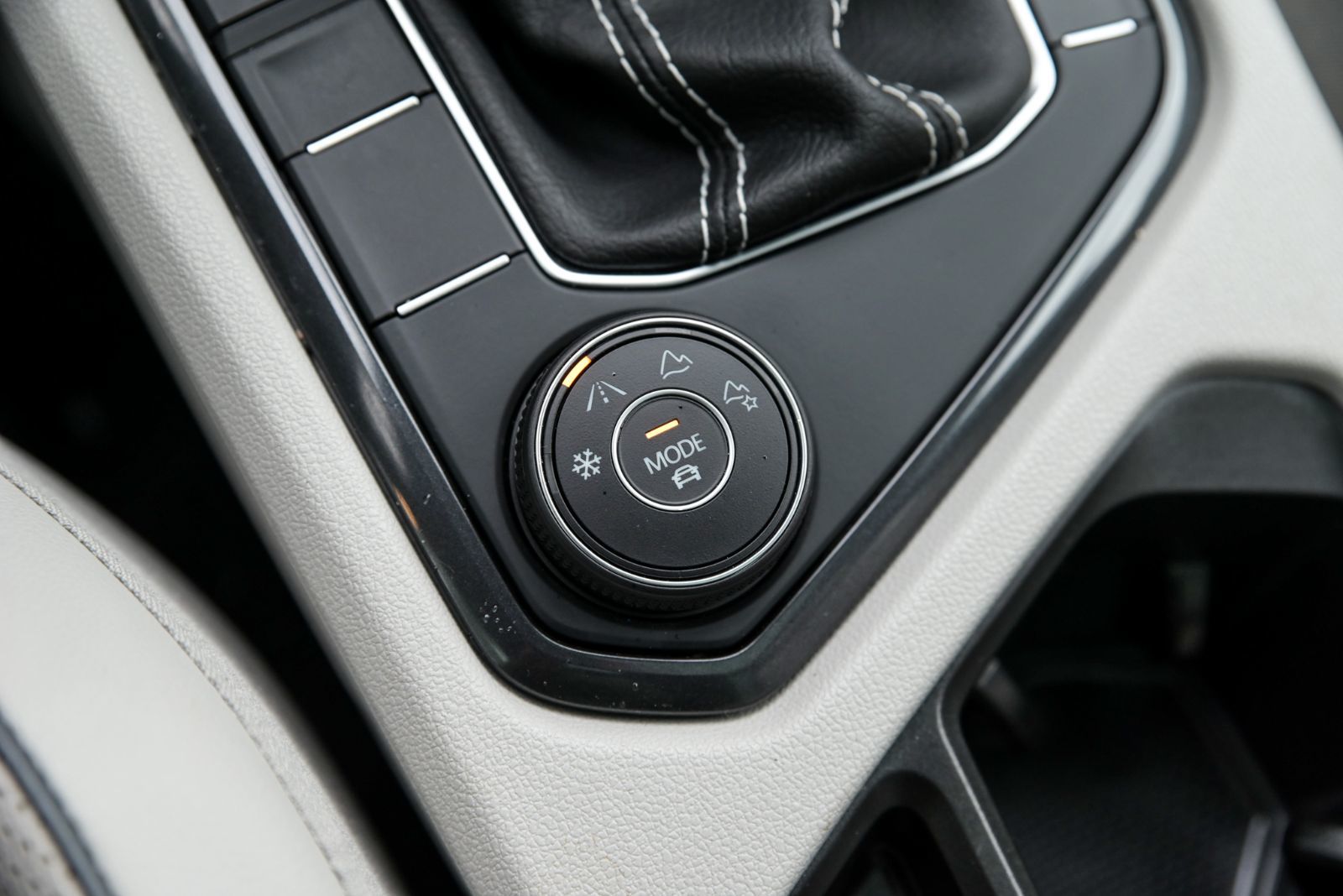 Volkswagen Tiguan Highline R-Line+CUIR+TOIT+APPLE CONNECT 2023 AUCUN ACCIDENT, UN PROPRIO