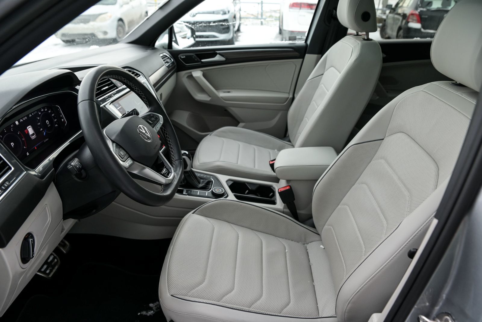 Volkswagen Tiguan Highline R-Line+CUIR+TOIT+APPLE CONNECT 2023 AUCUN ACCIDENT, UN PROPRIO