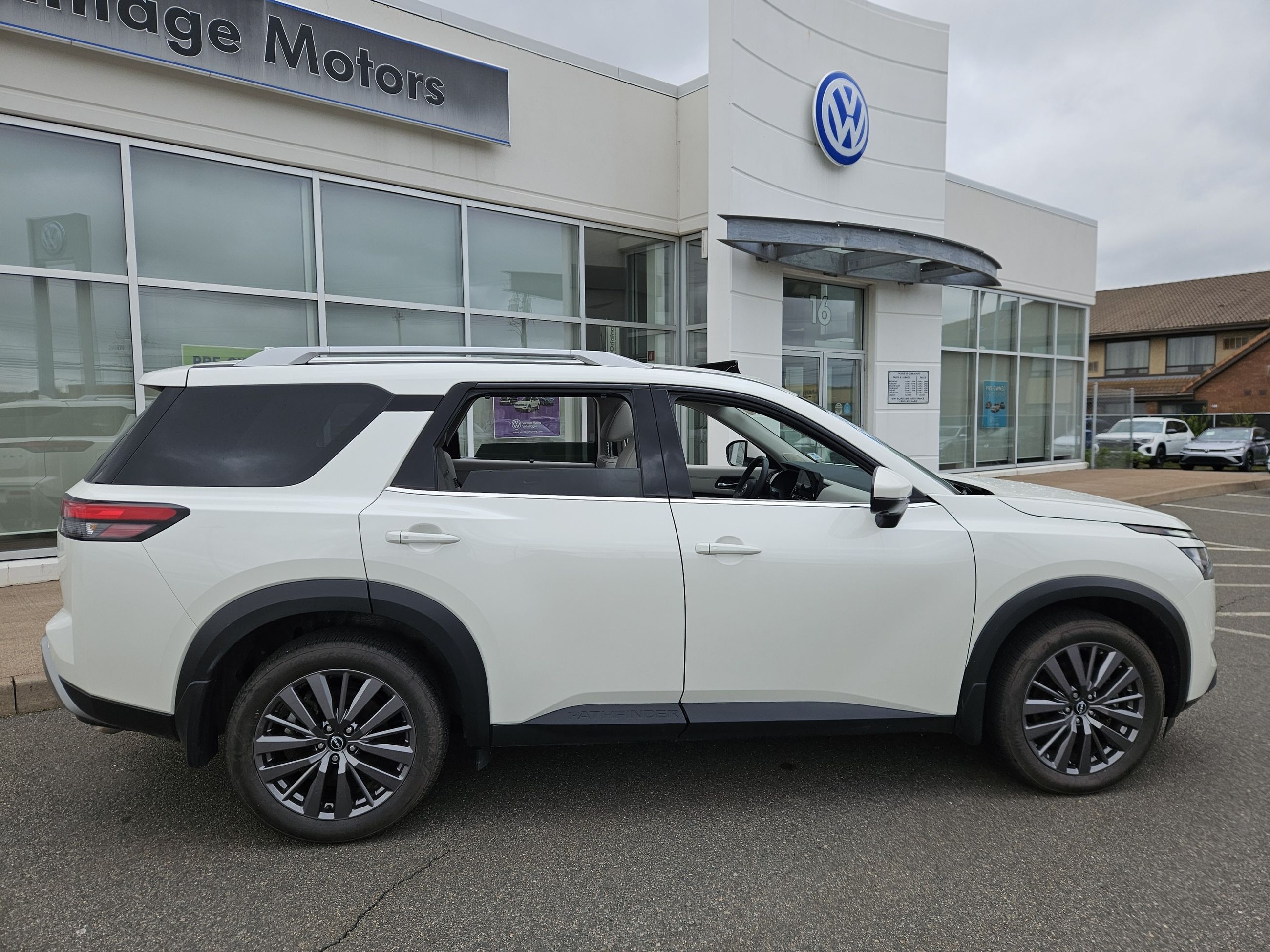 2024 Nissan Pathfinder SL