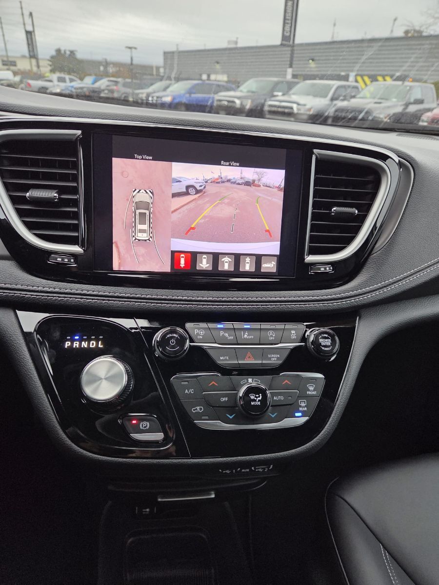 2025 Chrysler Pacifica in Woodbridge, Ontario