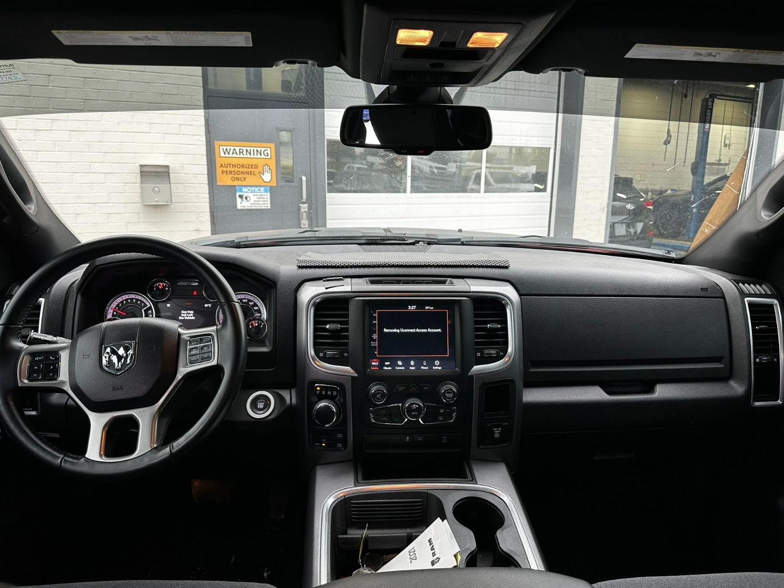 Ram RAM 1500 Classic Crew Cab 4x4 (DS)  2021 à Woodbridge, Ontario