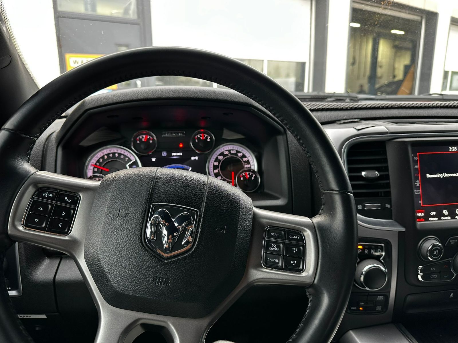 Ram RAM 1500 Classic Crew Cab 4x4 (DS)  2021 à Woodbridge, Ontario