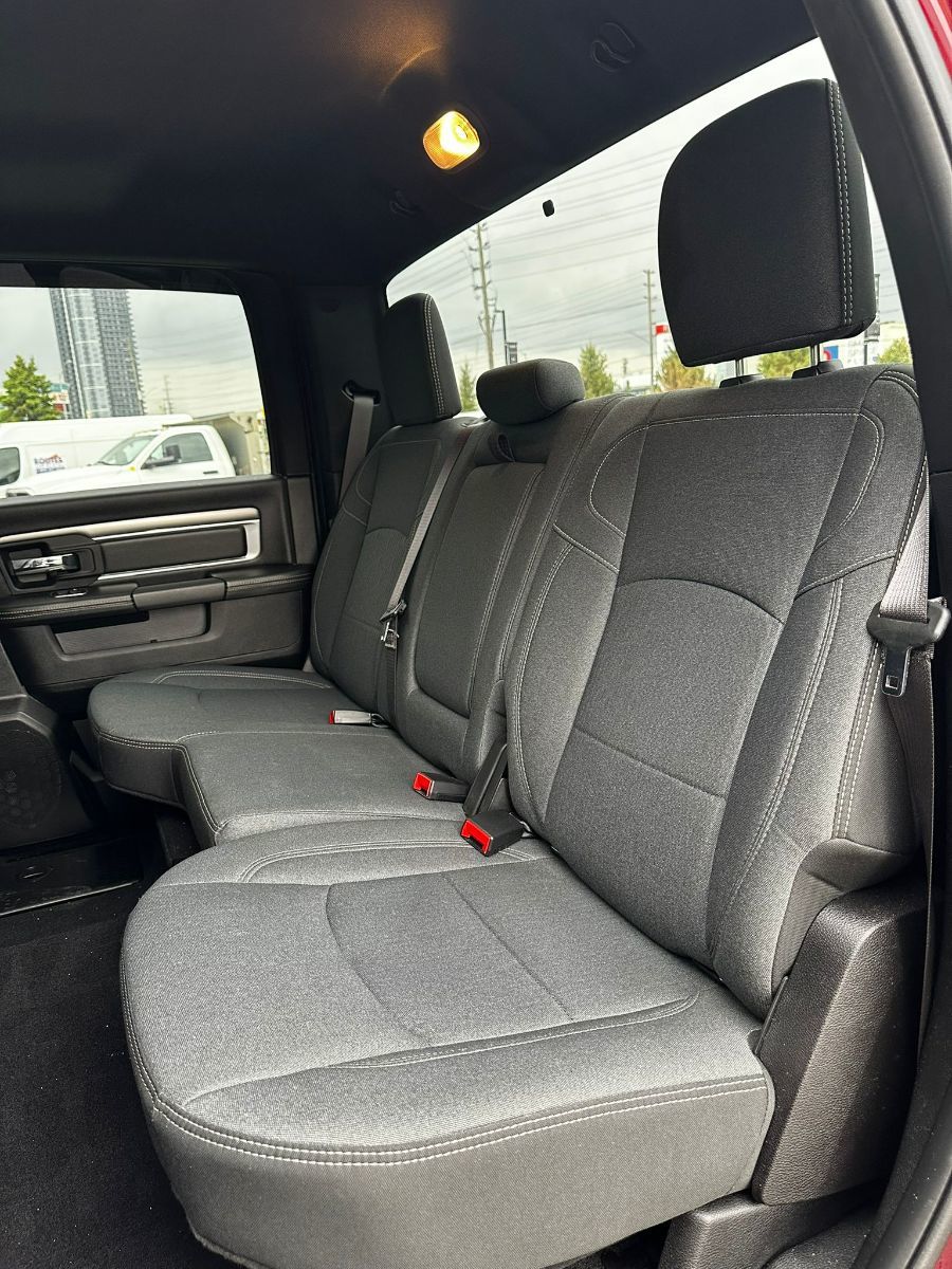 Ram RAM 1500 Classic Crew Cab 4x4 (DS)  2021 à Woodbridge, Ontario