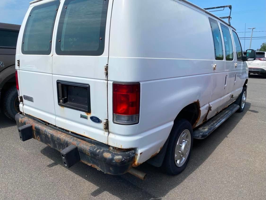 Ford Econoline Cargo Van 2010 — photo 3