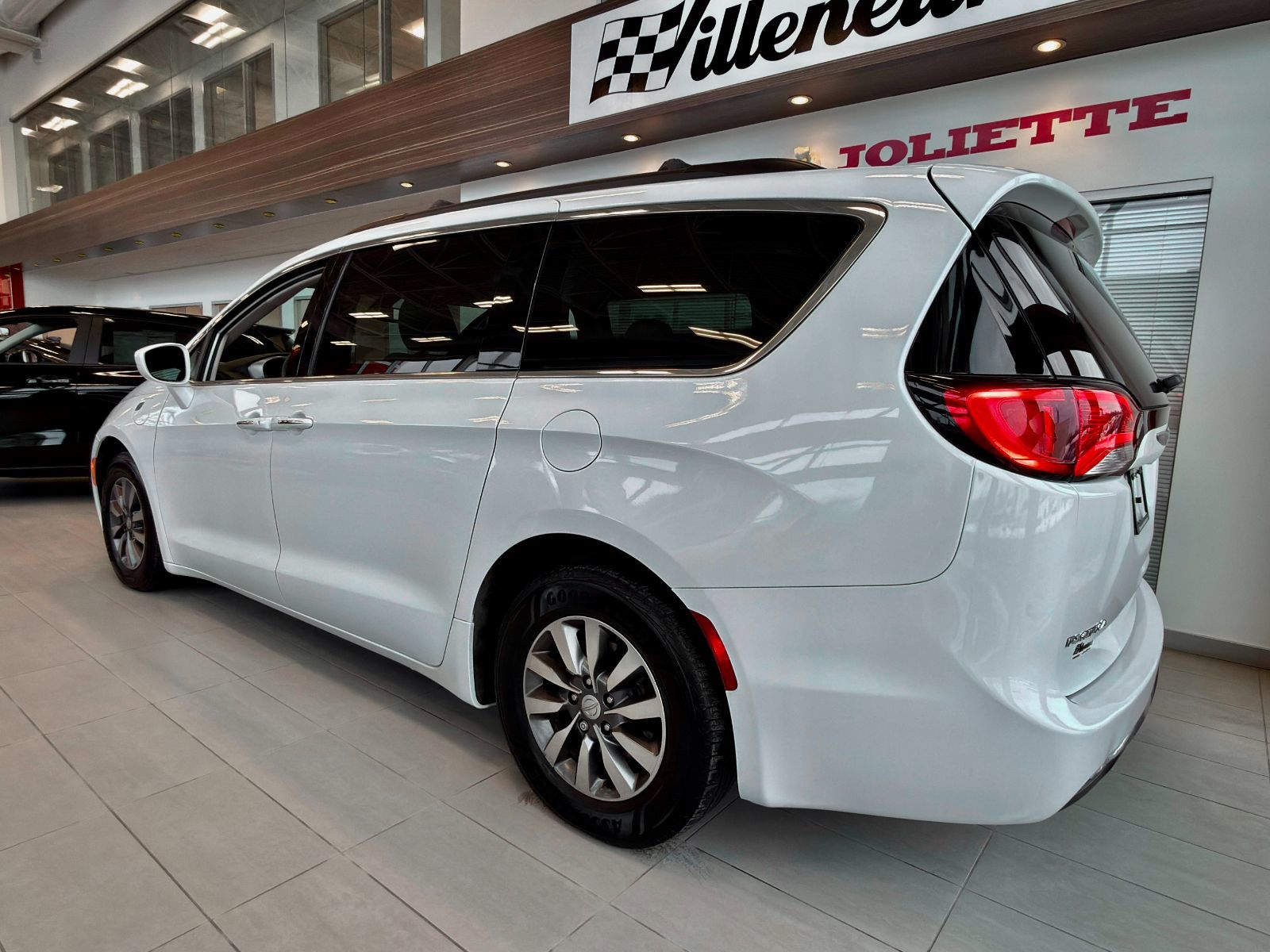 2019 Chrysler Pacifica Hybrid Touring Plus-8