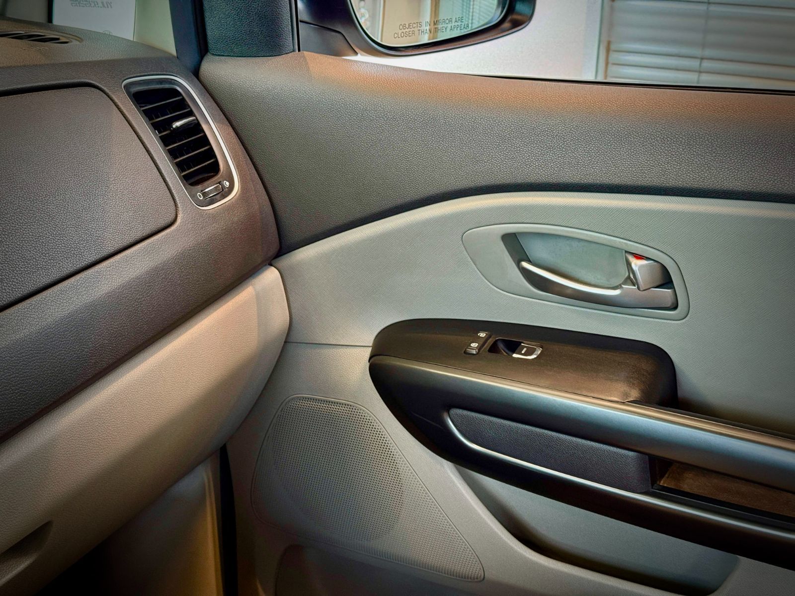 Kia Sedona LX + 2017-33
