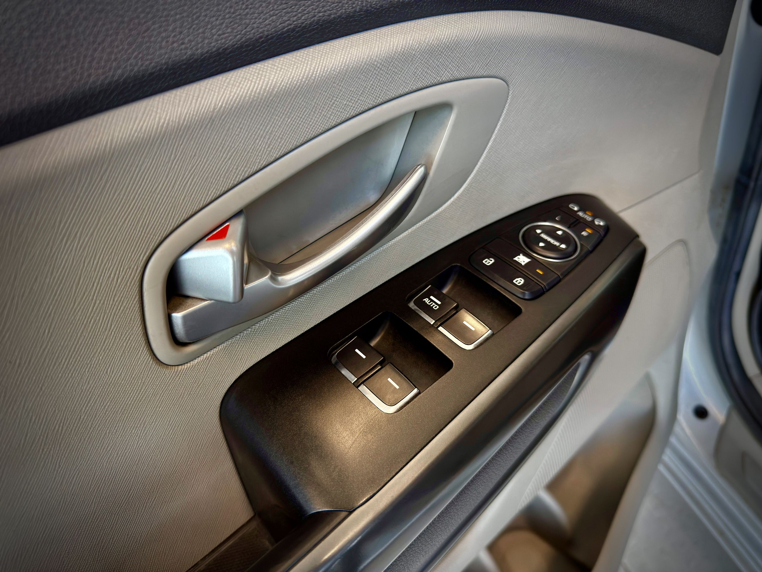 Kia Sedona LX + 2017-34