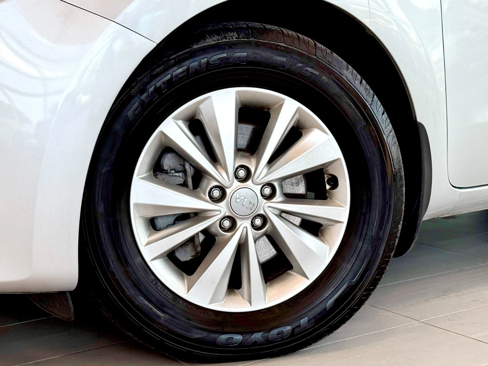 Kia Sedona LX + 2017-14