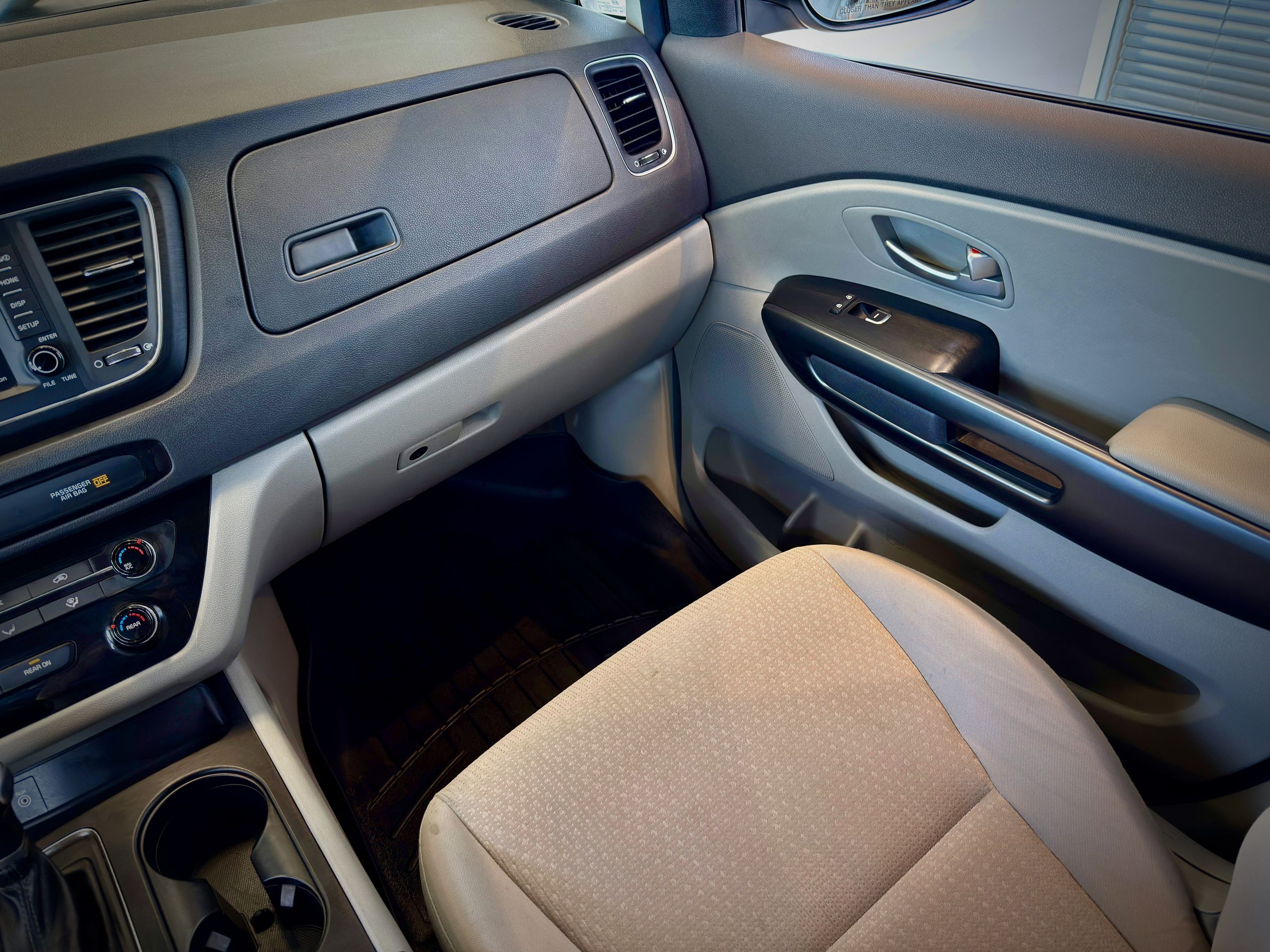 Kia Sedona LX + 2017-23