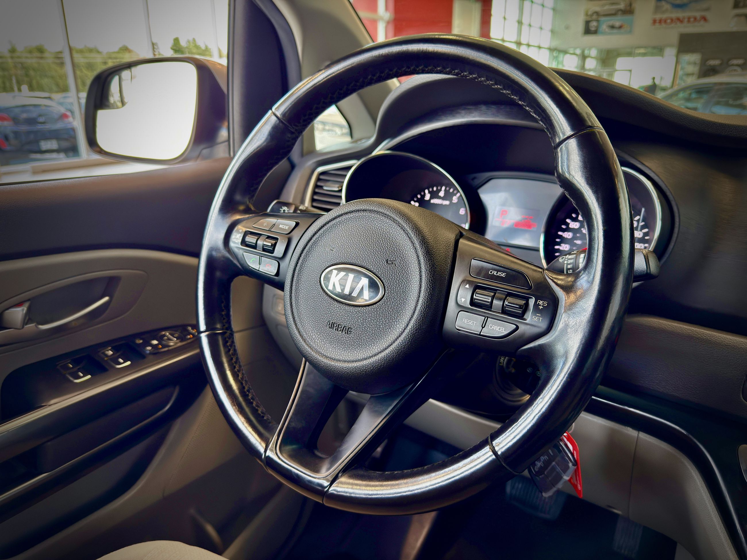 Kia Sedona LX + 2017-24