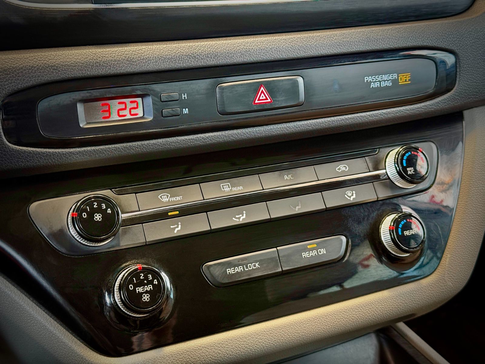 Kia Sedona LX + 2017-30