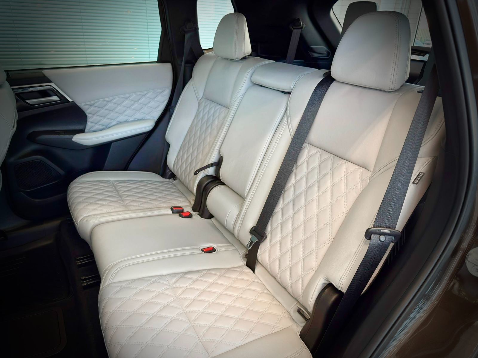 2023 Mitsubishi Outlander PHEV SEL S-AWC-17