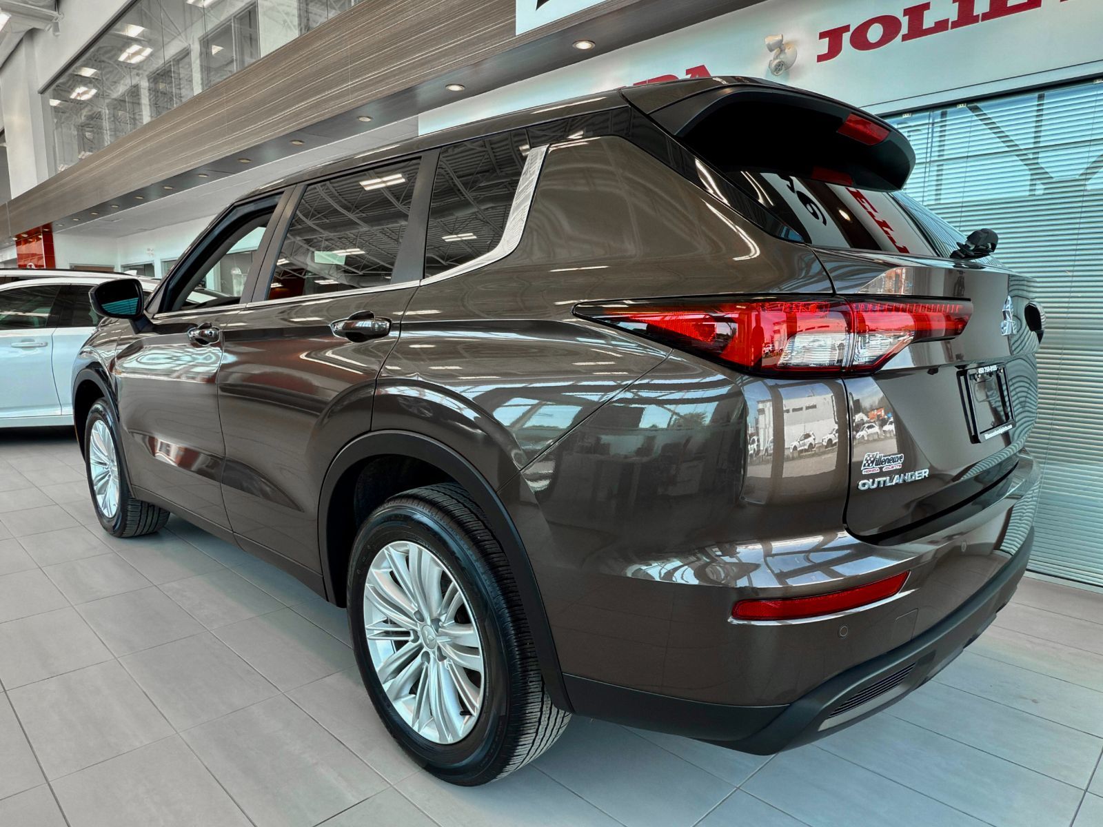 Mitsubishi Outlander ES AWD 2023-9