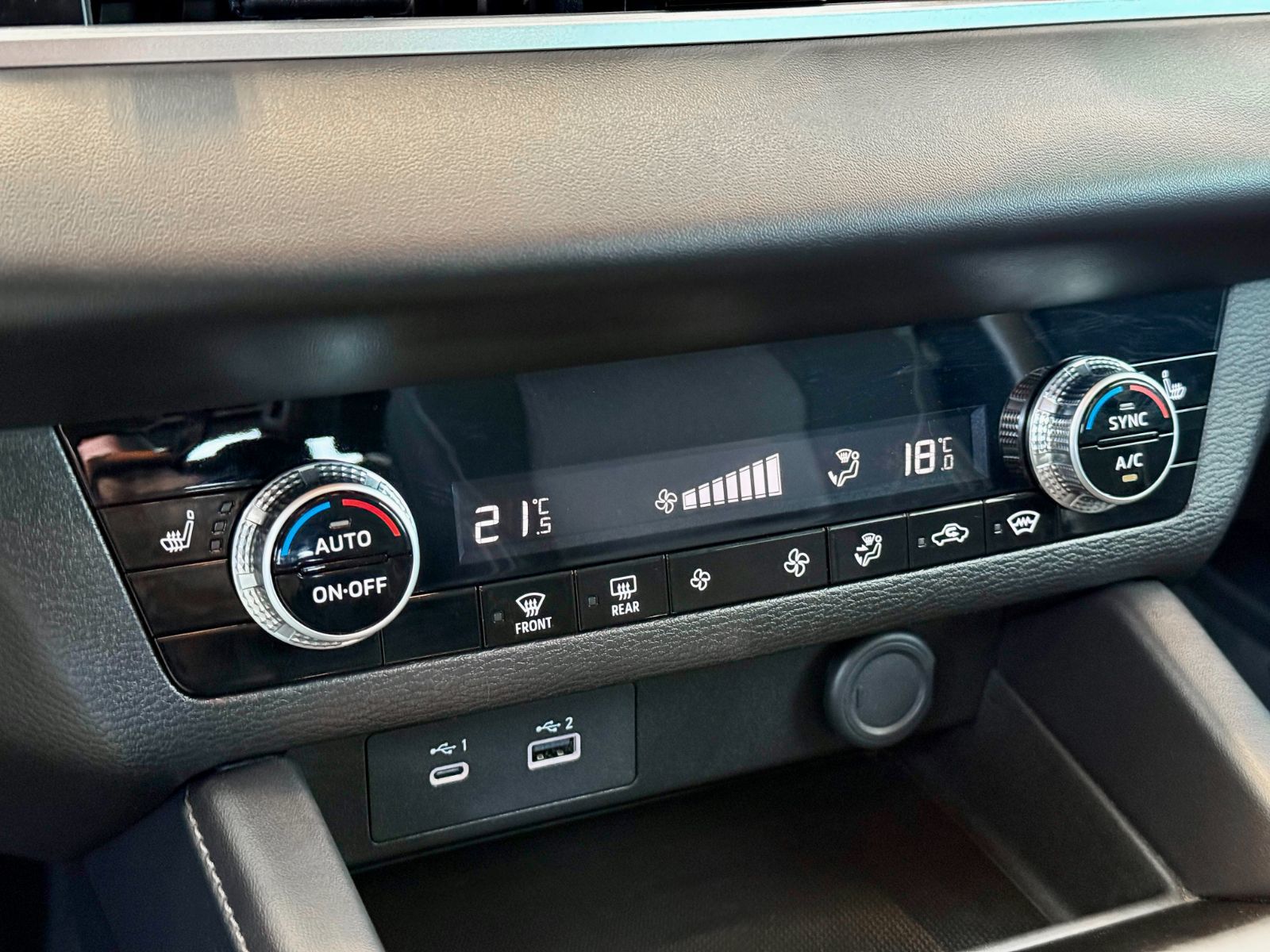 Mitsubishi Outlander ES AWD 2023-29