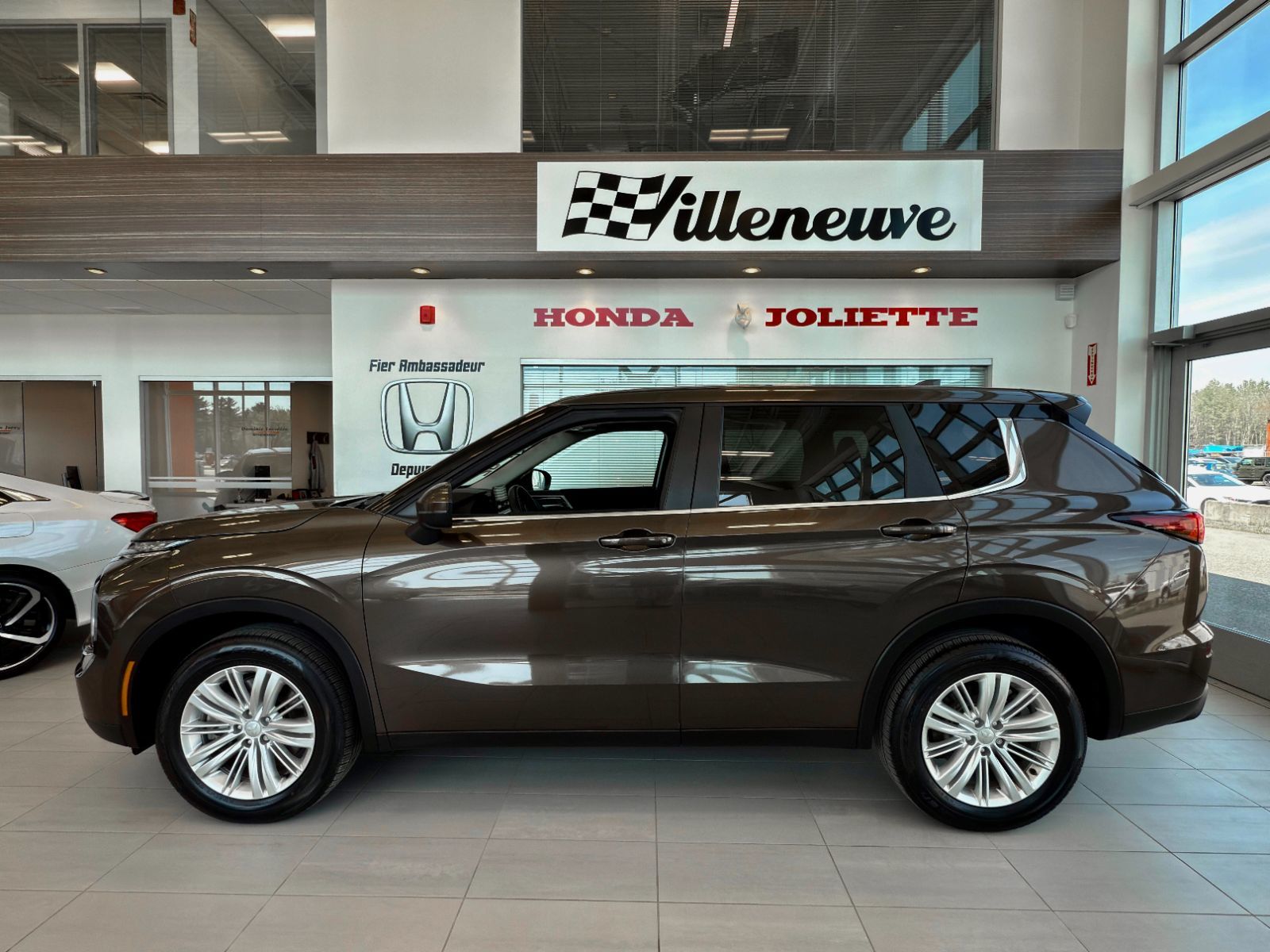 Mitsubishi Outlander ES AWD 2023-8