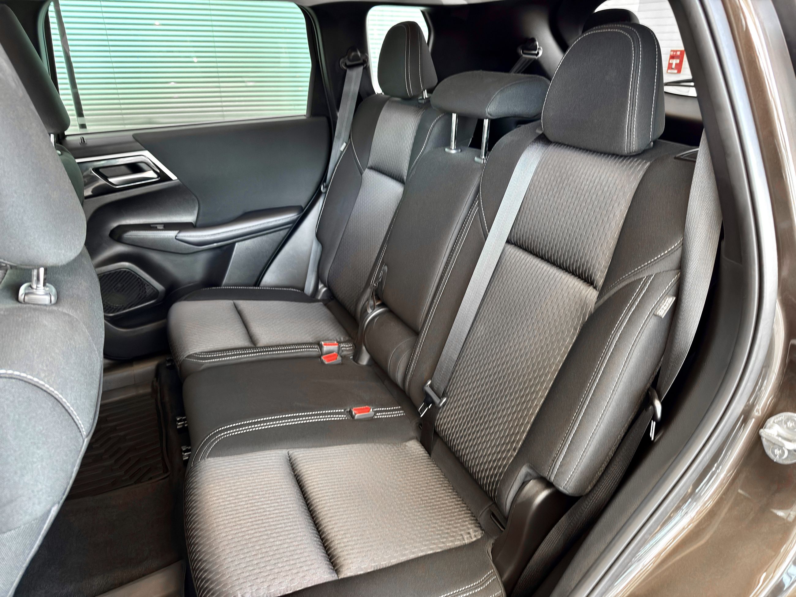 Mitsubishi Outlander ES AWD 2023-17