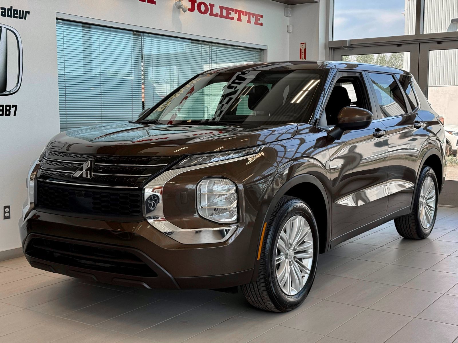 Mitsubishi Outlander ES AWD 2023-2