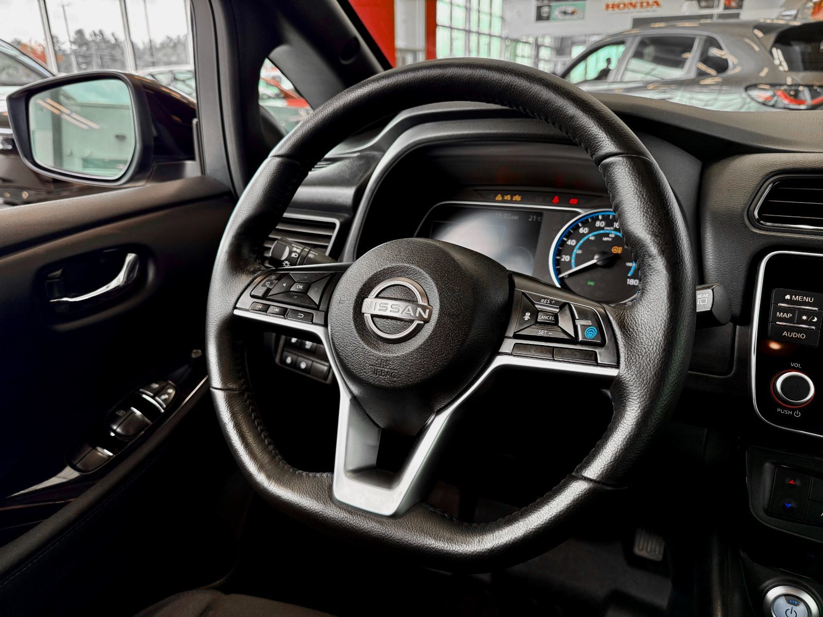 Nissan Leaf SV 2023-20