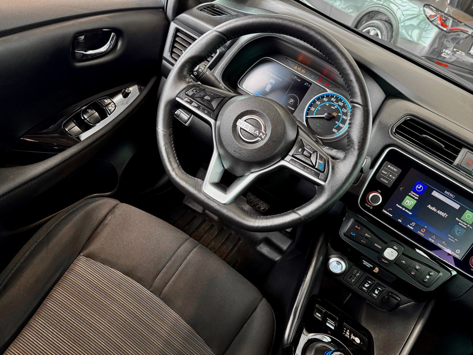 Nissan Leaf SV 2023-17
