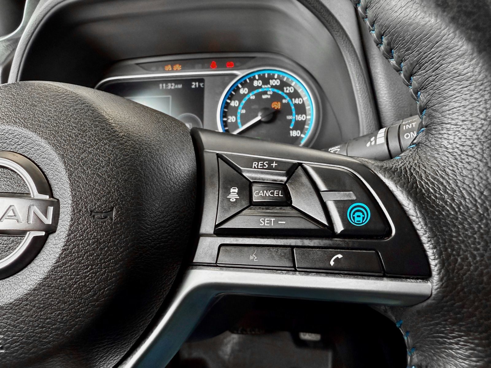 Nissan Leaf SV 2023-22