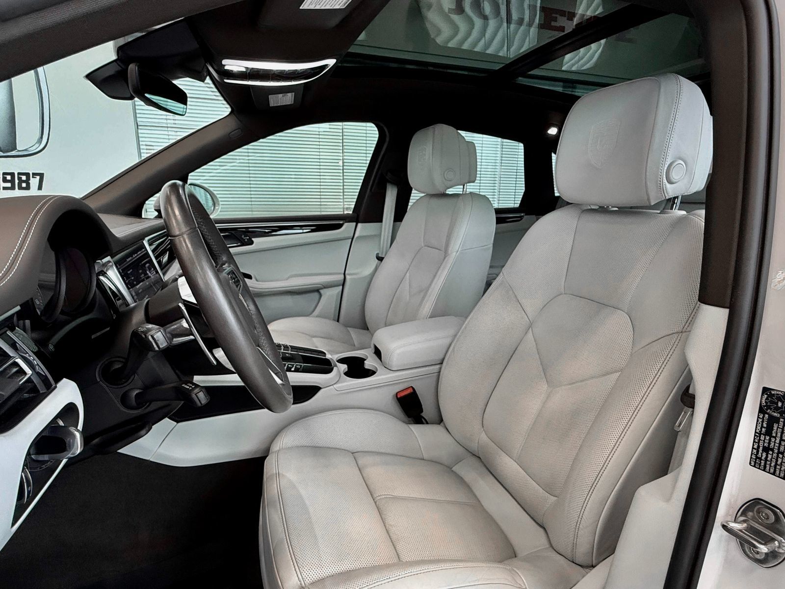 2021 Porsche Macan Base-19