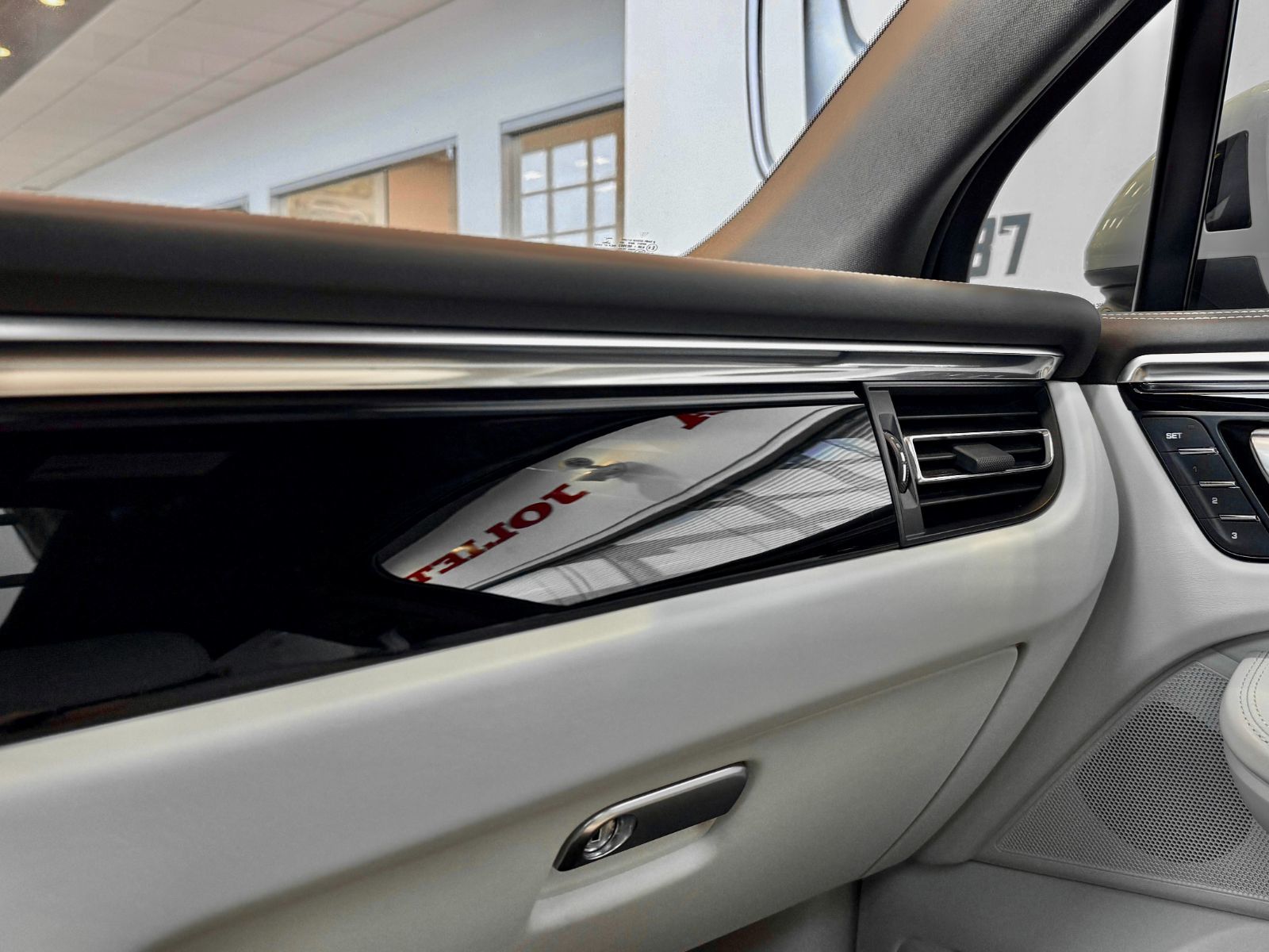 2021 Porsche Macan Base-35