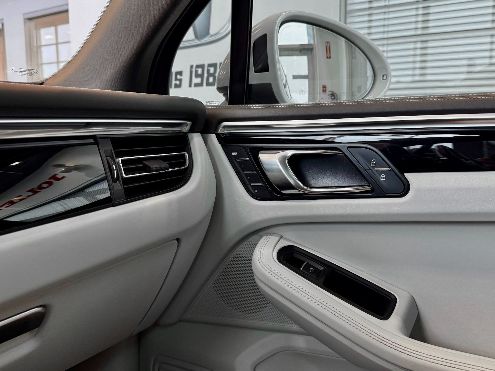 2021 Porsche Macan Base-34