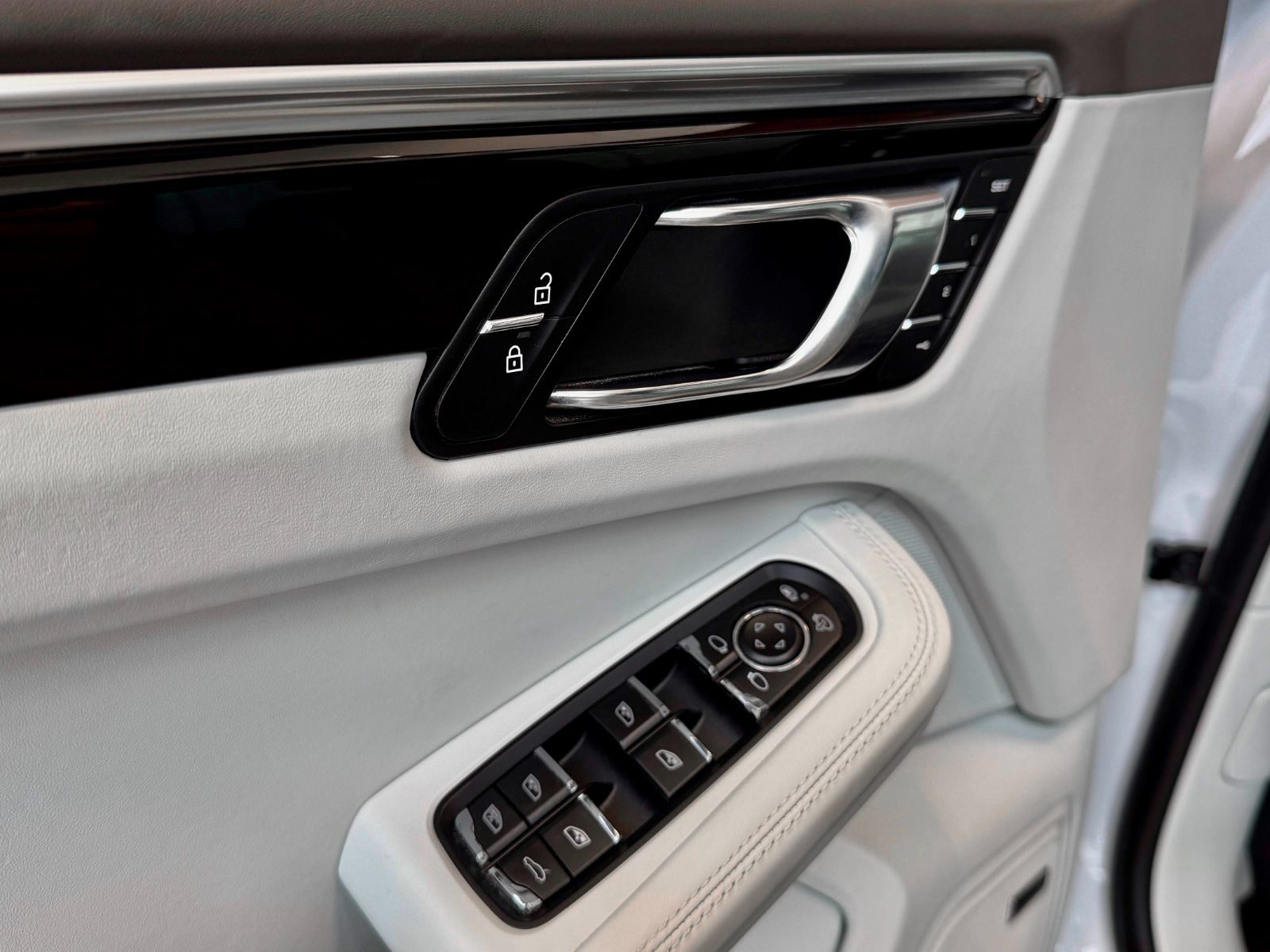 2021 Porsche Macan Base-37