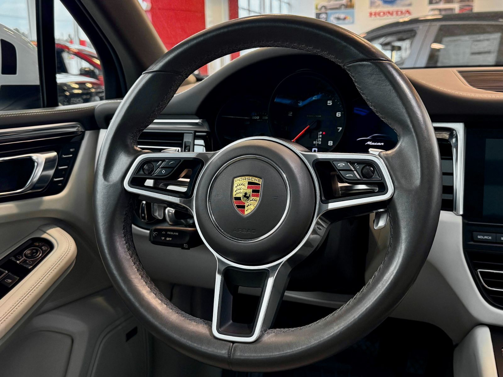 2021 Porsche Macan Base-24