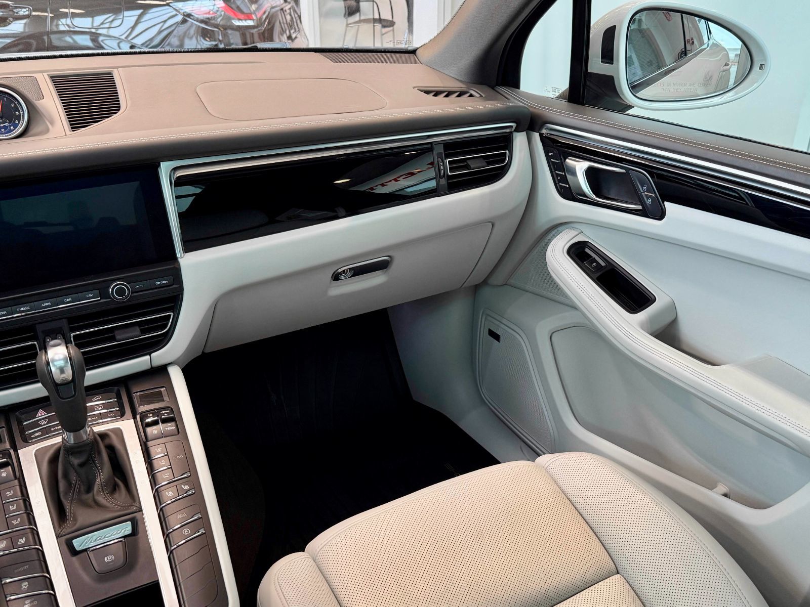 2021 Porsche Macan Base-23