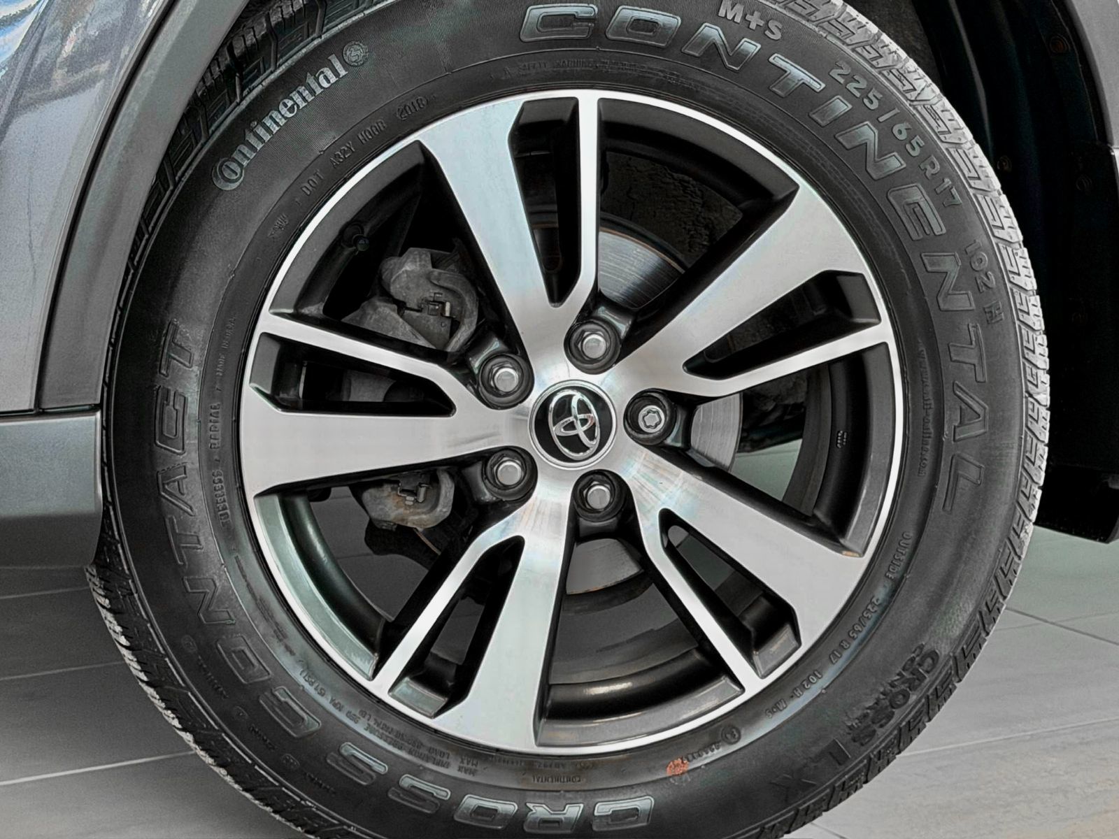 Toyota RAV4 LE 2018-12