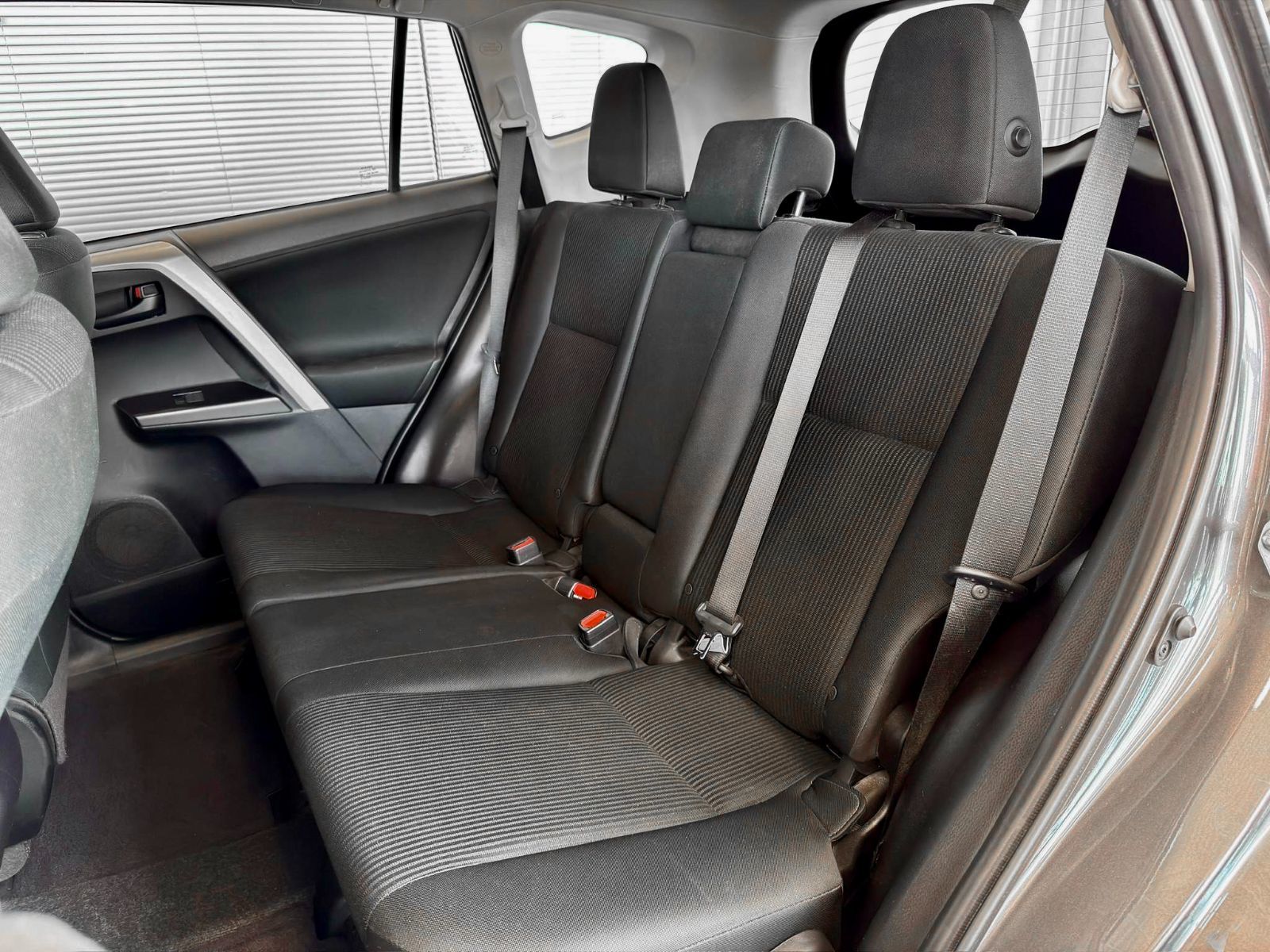 Toyota RAV4 LE 2018-16