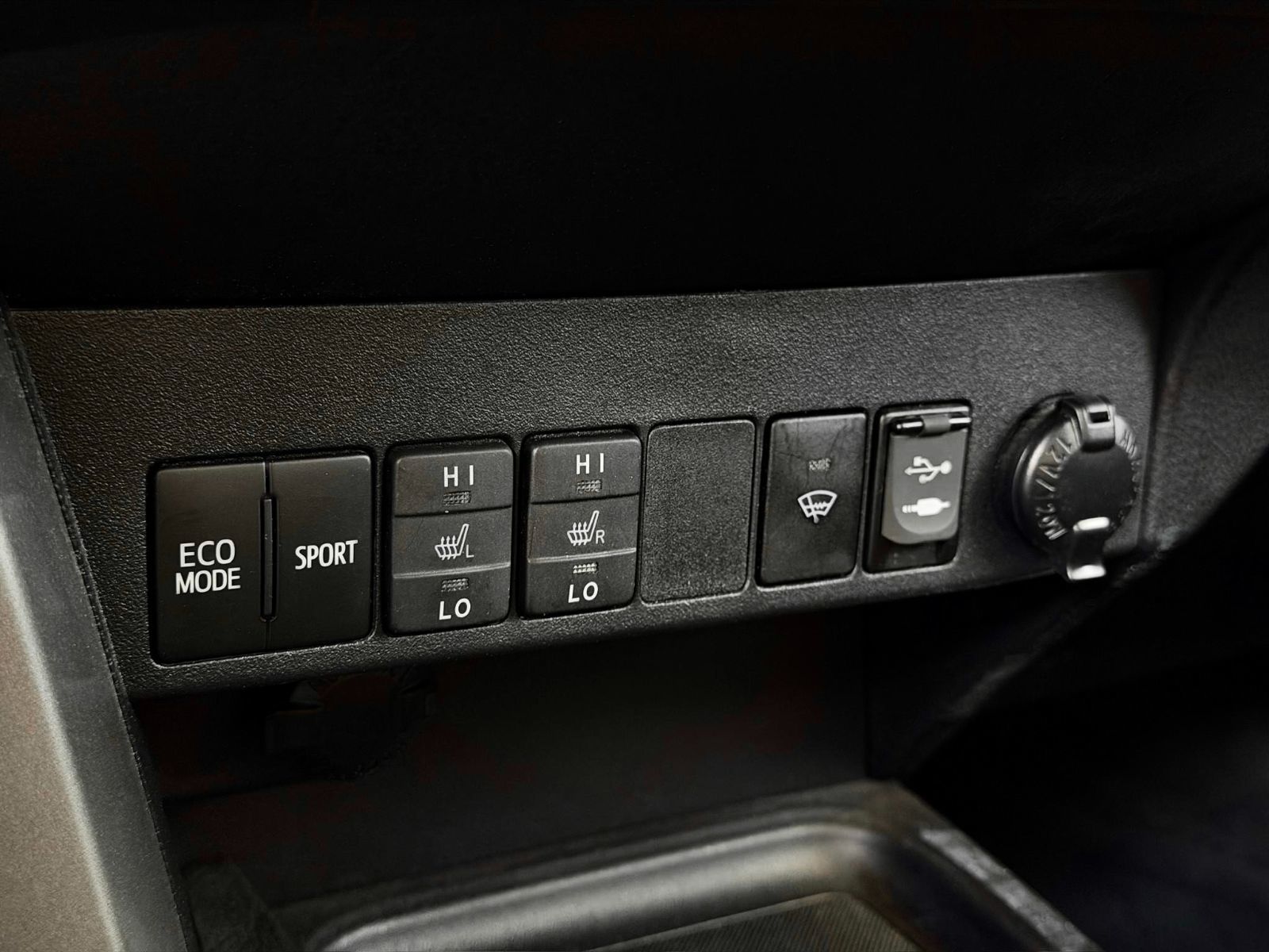 Toyota RAV4 LE 2018-27