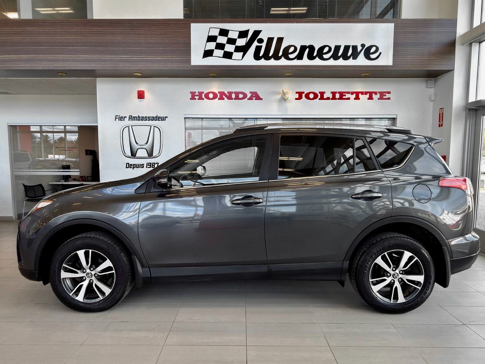 Toyota RAV4 LE 2018-8