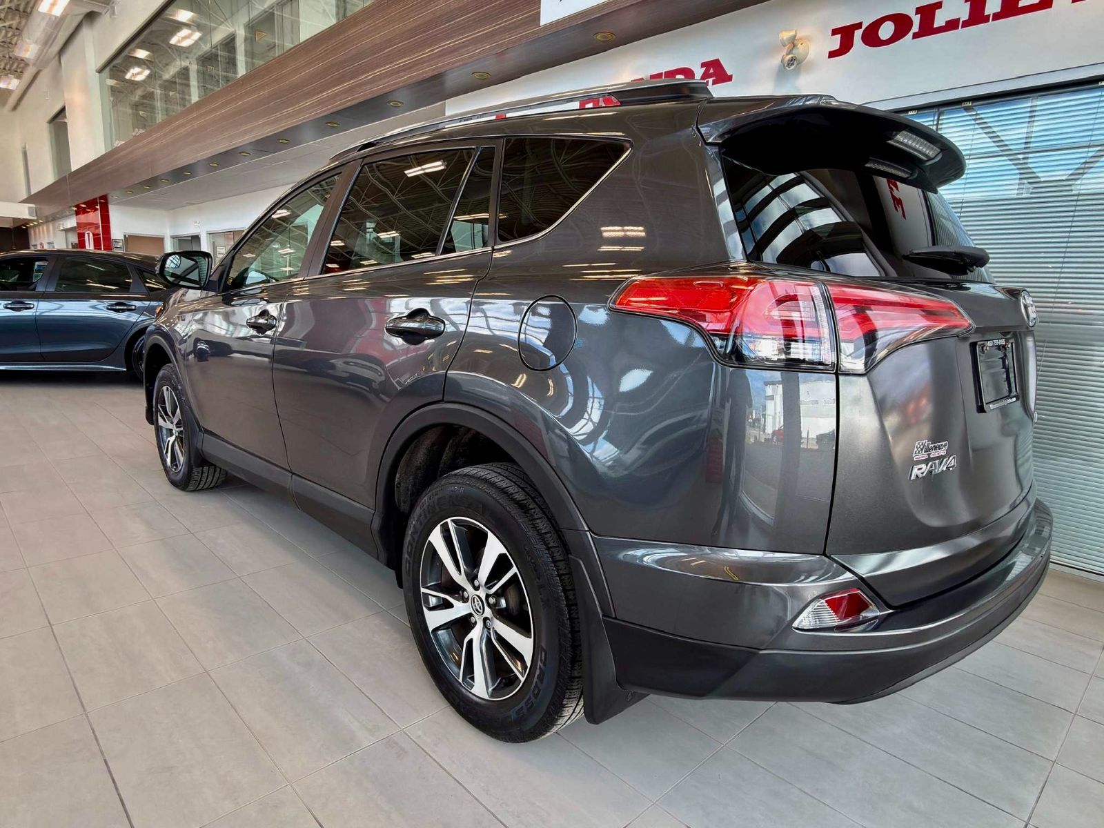 Toyota RAV4 LE 2018-9