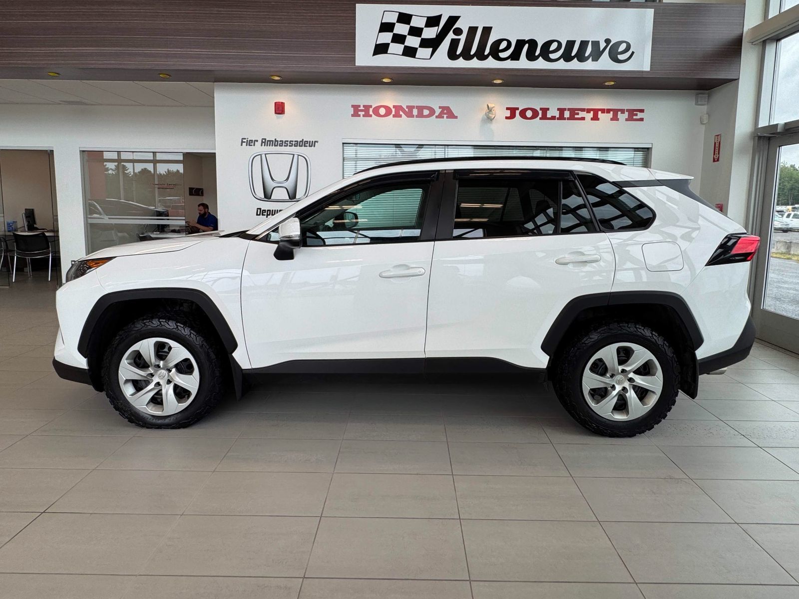Toyota RAV4 LE 2020-8