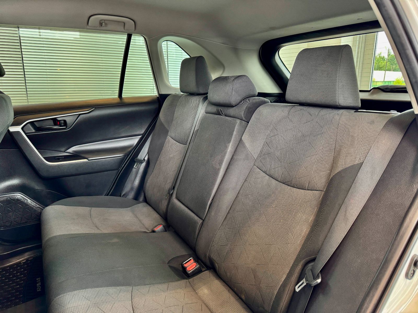 Toyota RAV4 LE 2020-14